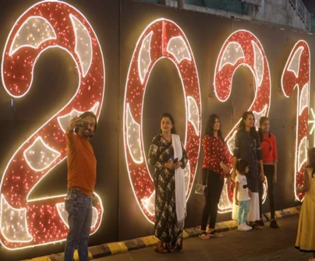 New Year 2021 : बंदिशों के बीच नए साल का स्वागत, देश के कई हिस्सों में रात्रि कर्फ्यू, राष्ट्रपति, उप राष्ट्रपति ने दी बधाई