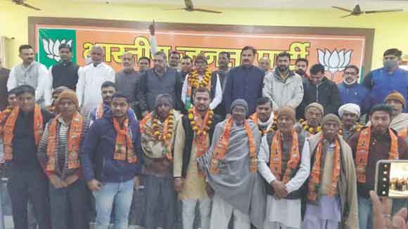 पूर्व जिला पंचायत सदस्य ने समर्थकों के साथ थाना भाजपा का दामन