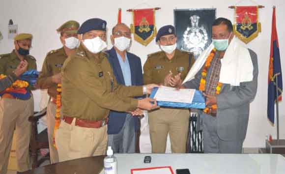 सेवानिवृत्ति पर पुलिसकर्मियों का किया सम्मान