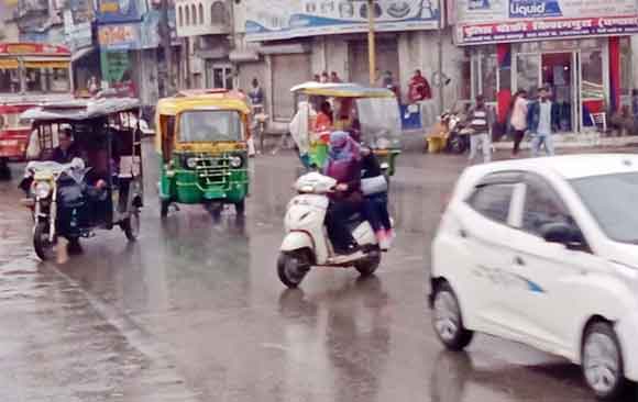 मूसलाधार बारिश ने कराया ठंडक का अहसास, किसानों के चेहरे खिले