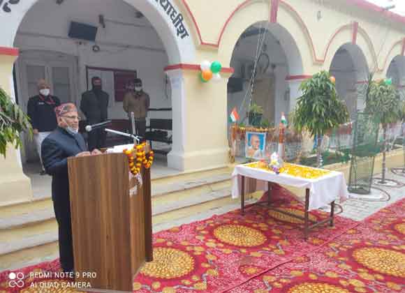 जिला न्यायालय परिसर में जनपदीय न्यायधीश ने ध्वजारोहण किया