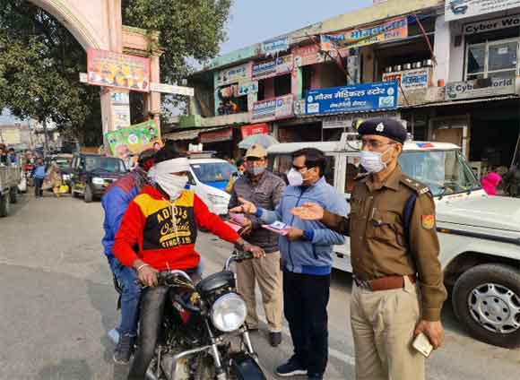 वाहन चलाते समय मोबाईल का प्रयोग न करने तथा रांग साइड वाहन न चलाने के सम्बन्ध में जागरूकता अभियान चलाया