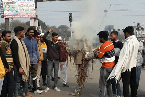 दिल्ली में हुई हिंसा से नाराज युवाओंने खालिस्तान का फुंका पुतला