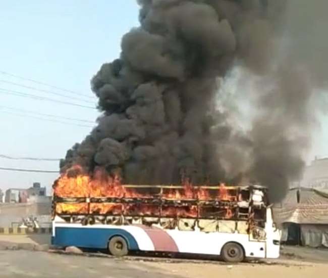 Breaking : आग का गोला बनी रोडवेज बस, चालक परिचालक ने कूदकर बचाई जान Aligarh news