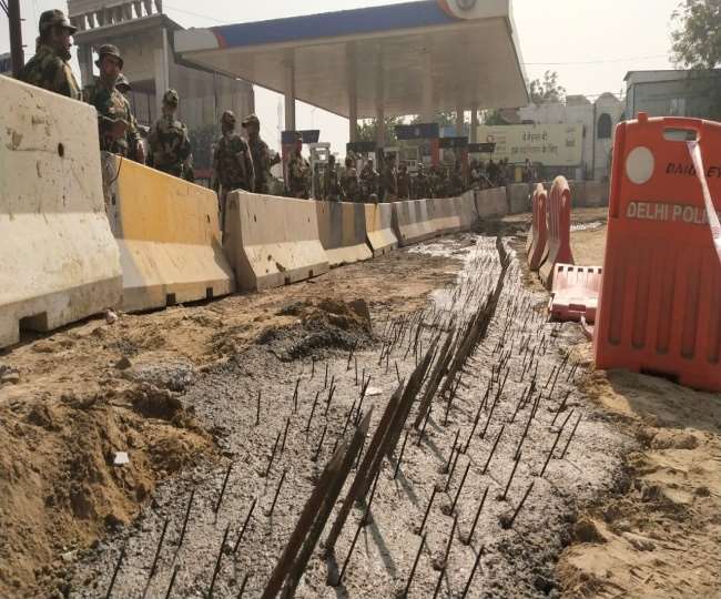 दिल्ली में घुस नहीं पाएंगे किसान, टीकरी बॉर्डर पर लगाई गई नुकीली कीलें; बैरिकेड्स भी मजबूत