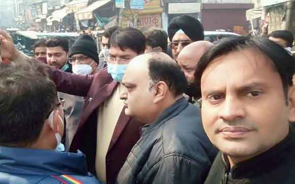 डीएम के हस्तक्षेप से हुआ ट्रांसफार्मर स्थानांतरित करने के मामले का पटाक्षेप