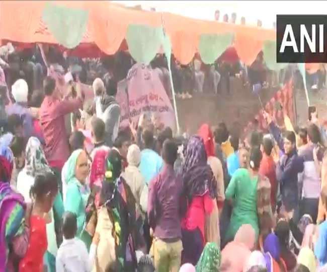 Video: जींद की कंडेला महापंचायत में मंच टूटा, भाकियू नेता राकेश टिकैत भी थे मौजूद, बाल-बाल बचे