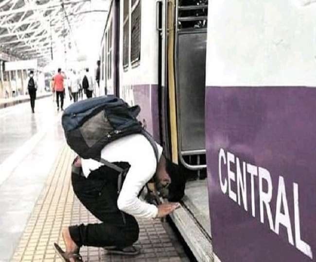ट्रेन में चढ़ने से पहले युवक ने किया झुककर प्रणाम, आनंद महिंद्रा ने कहा- भारत की आत्मा