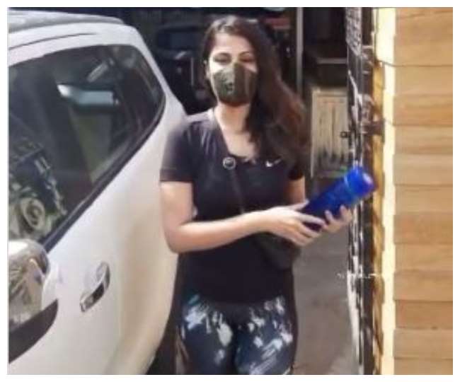 Rhea Chakraborty Video: फोटोग्राफर ने पूछा रिया चक्रवर्ती से हाल-चाल, एक्ट्रेस ने दिया ऐसा जवाब