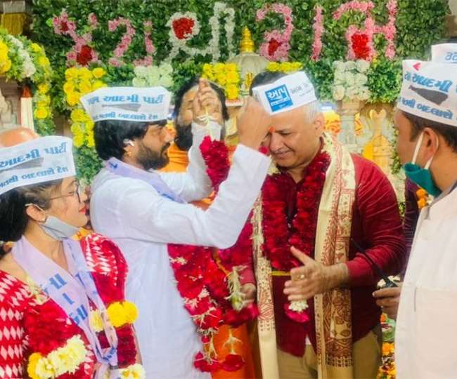 Gujarat: दिल्ली के डिप्टी सीएम मनीष सिसोदिया ने अहमदाबाद में किया रोडशो, कहा-किसानों की मांगों को स्वीकार करे केंद्र