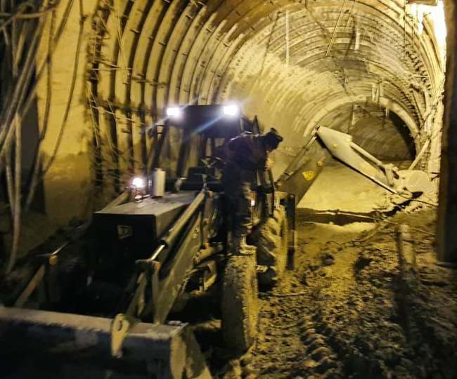 चमोली ग्लेशियर हादसा LIVE: टनल में 100 मीटर गहराई तक हटाया गया मलबा, दूसरी सुरंग की तलाश जारी