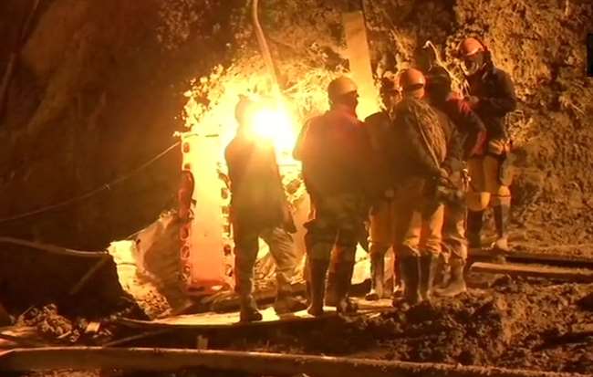 LIVE Uttarakhand Chamoli Glacier Burst: 2.5 किलोमीटर लंबी सुरंग में जारी है रेस्क्यू ऑपरेशन, अंदर फंसे हैं कई लोग