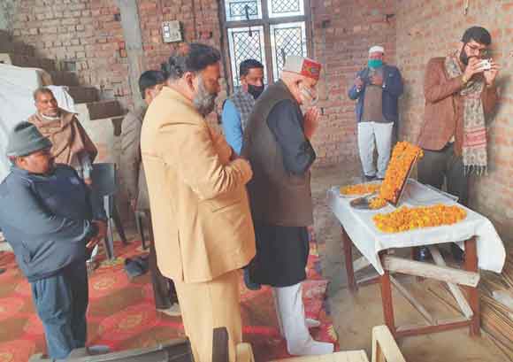 कृषिमंत्री सूय प्रताप शाही ने शहीद नायक निशांत शमाज़् के घर पहुंच कर श्रद्धंाजलि अपिज़्त की