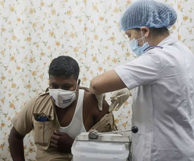 India Coronavirus Updates: देश में बीते 24 घंटों में आए कोरोना के 12,923 मामले, 108 मौतें