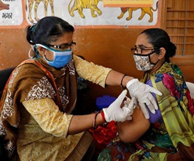 अमेरिका और ब्रिटेन से ज्यादा तेजी से हो रहा भारत में कोरोना का टीकाकरण, जानें- कौन सा राज्य है पहले स्थान पर