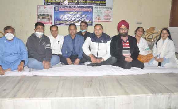 मिक्सोपैथी के खिलाफ आईएमए से जुड़े चिकित्सकों ने की रिले भूख हड़ताल