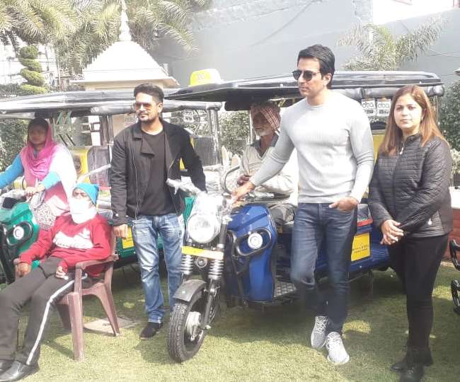 Sonu Sood अपने घर मोगा पहुंचकर बने मसीहा, जरूरतमंदों की झोली भर दिखाई उम्मीद की किरण