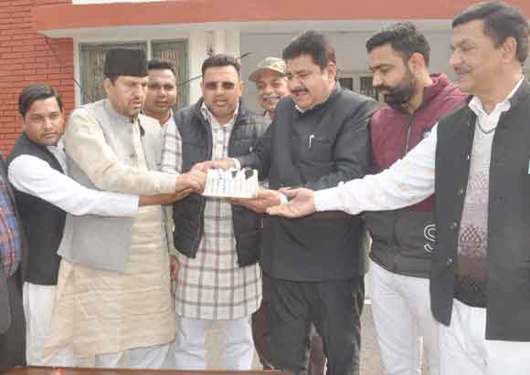 कार्यकर्ताओं ने मनाया रालोद सुप्रीमो का जन्मदिन