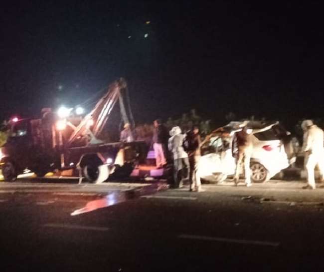 Accident on Agra-Lucknow Express Way: कन्नौज में धीमे चल रहे ट्रक में पीछे घुसी कार, लखनऊ के छह लोगों की मौत