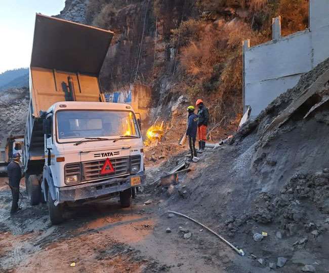 LIVE Uttarakhand Glacier Burst: टनल में जारी है रेस्क्यू ऑपरेशन, अब तक बरामद 38 शवों में 12 की पहचान