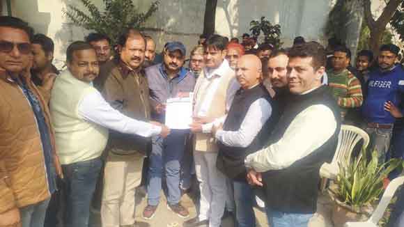 व्यापारियों ने नगर विधायक को सौंपा ज्ञापन