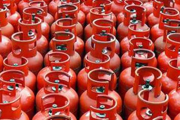 LPG Cylinder Price: आम आदमी को महंगाई का एक और डोज, 50 रुपये बढ़ गए रसोई गैस सिलेंडर के दाम