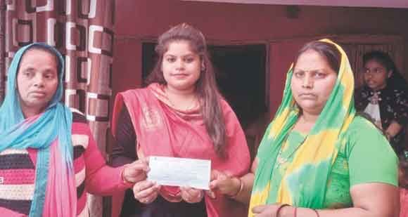 शादी के लिए सौंपा सहायता राशि का चेक