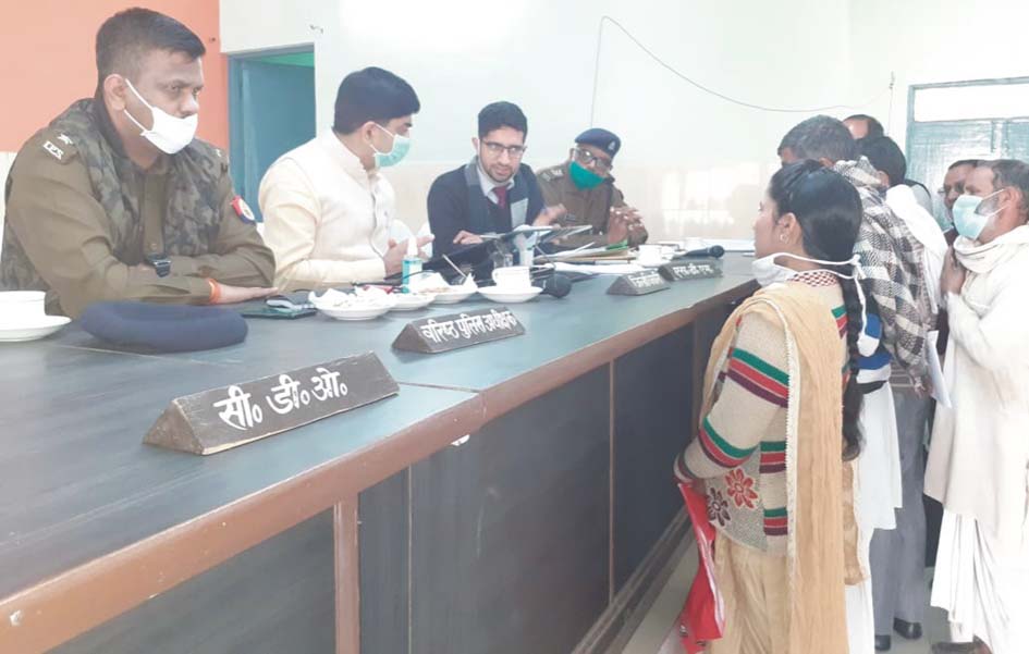 राजस्व सम्बन्धी शिकायतों के निस्तारण में राजस्वकर्मी व पुलिस आपसी समन्वय से कार्य करें: जिलाधिकारी