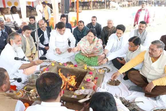 वैश्विक महामारी कोरोना की शांति के लिए निगम ने कराया गौशाला में यज्ञ गीता और गौसेवा से ही विश्व कल्याण संभव: ज्ञानानंद