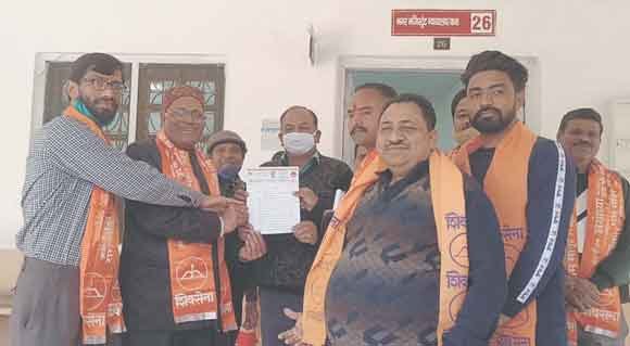 पेट्रोल व डीजल की कीमतों के खिलाफ शिवसैनिकों ने सौंपा ज्ञापन