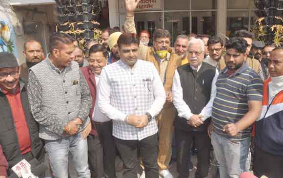 व्यापारियों ने महापौर व नगरायुक्त को सौंपा ज्ञापन