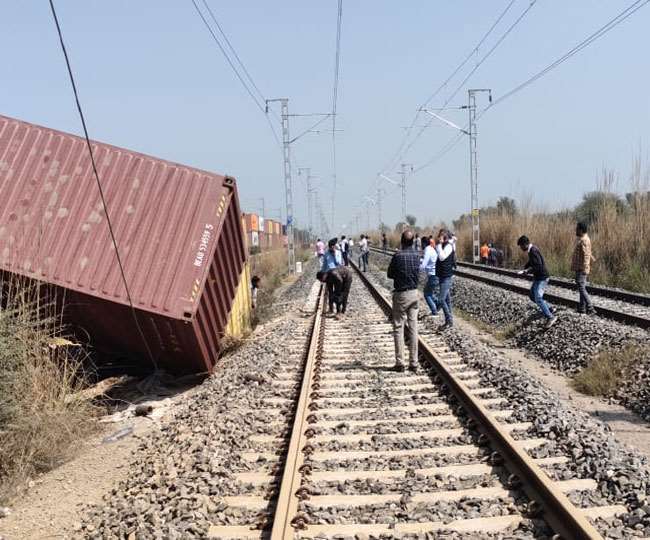 हरियाणा के नारनौल में हुआ ट्रेन हादसा, पटरी टूटने से 39 डिब्बे क्षतिग्रस्त, राहत बचाव काम जारी