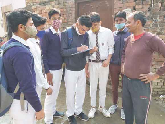 स्वयंसेवियों ने किया ग्रामीणों का सर्वे