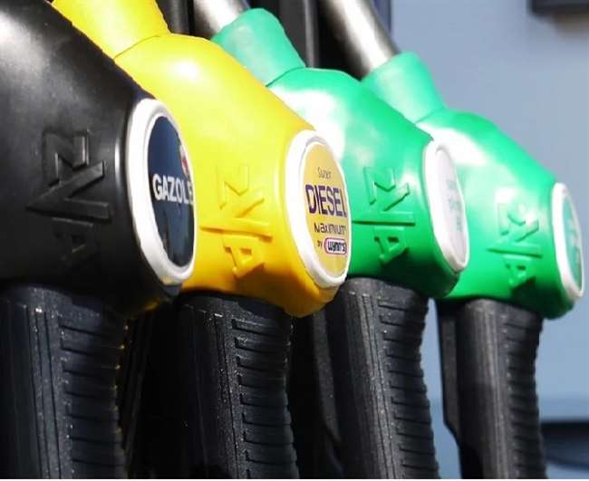 Petrol-Diesel की कीमतों में कमी लाने के लिए केंद्र और राज्य मिलकर करें काम: वित्त मंत्री