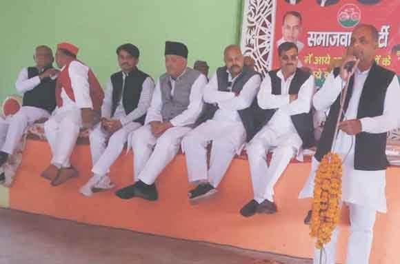 कांग्रेस छोड़कर सैकड़ों लोगों ने थापा सपा का दामन