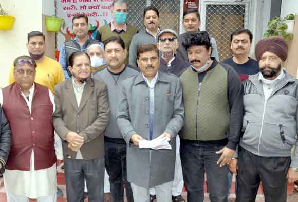 जीएसटी की खामियों के विरोध में सौंपा ज्ञापन