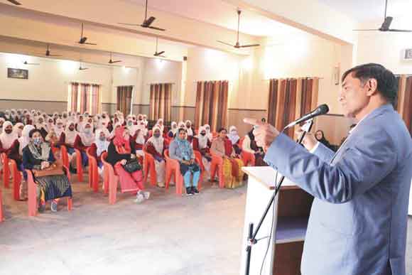 जीवन लक्ष्य आसान करने के लिए युवा पीढ़ी किताबों से दोस्ती करें: नगरायुक्त