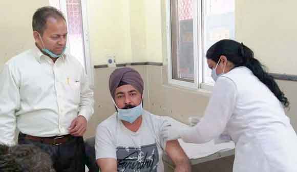 स्वास्थ्यकर्मियों को लगाया दूसरे चरण का कोरोना का टीका