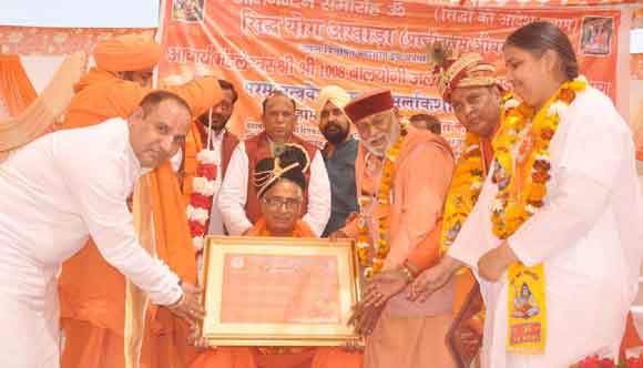 महामंडलेश्वर बनने पर किया संत कमल किशोर का भव्य सम्मान