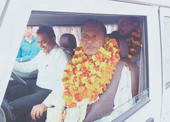 बेहट तहसील में सेवानिवृत्त अर्दली वेदपाल शर्मा को दी गयी भावभीनी विदाई