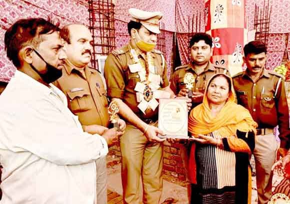 चौकी प्रभारी को किया सम्मानित