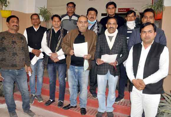 सर्किल रेट में बढ़ोत्तरी के खिलाफ डीएम को सौंपा ज्ञापन