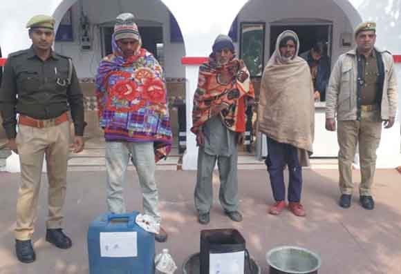 अवैध शराब की कसीदगी करते तीन आरोपी गिरफ्तार