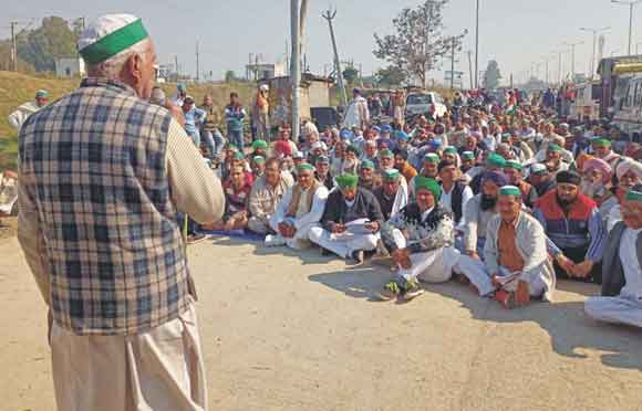 भाकियू ने प्रदर्शन एसडीएम को सौंपा ज्ञापन