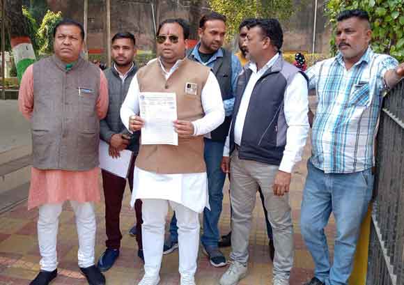 ठेका सफाई कर्मचारियों ने किया निगम कार्यालय पर प्रदर्शन