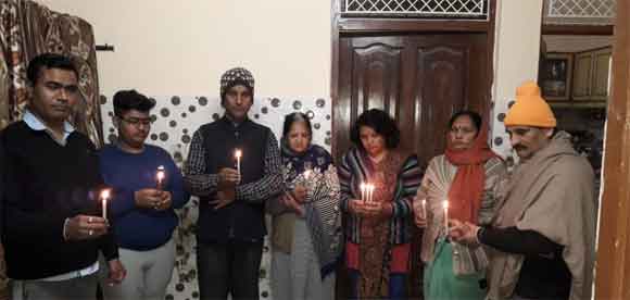 मोमबत्तियां जला जल प्रलय में मरे लोगों को दी श्रद्धांजलि