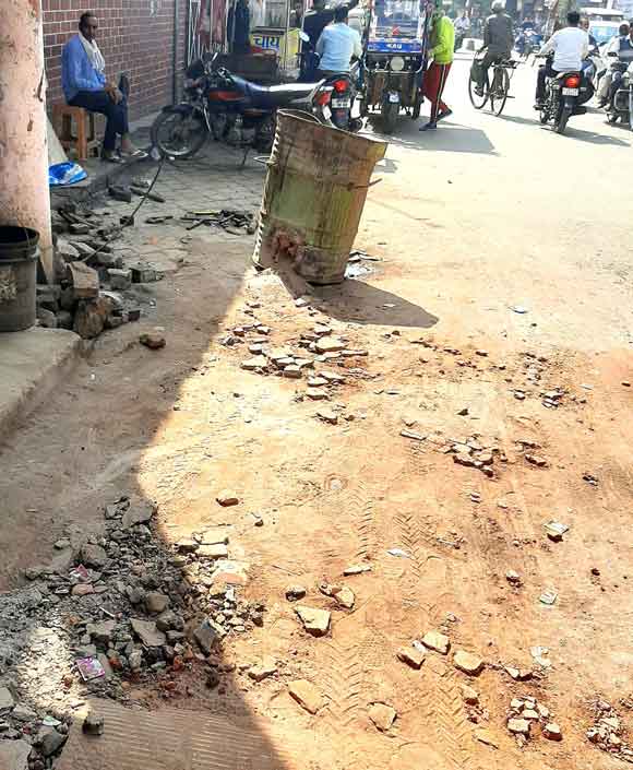पुलिस चैकी के पास दो होटलों के बाहर रखे सामान में तोड़फोड़