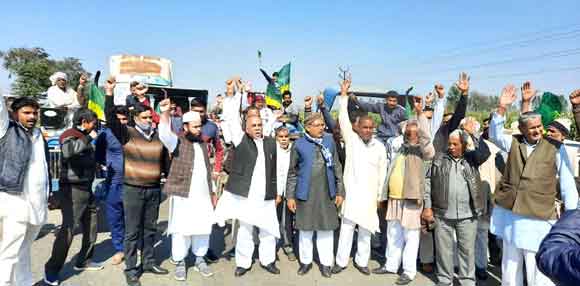 कृषि कानून वापस लेने की मांग को लेकर किसानों का चक्काजाम