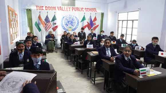 वैश्विक समस्याओं की छात्रों को दी जानकारी