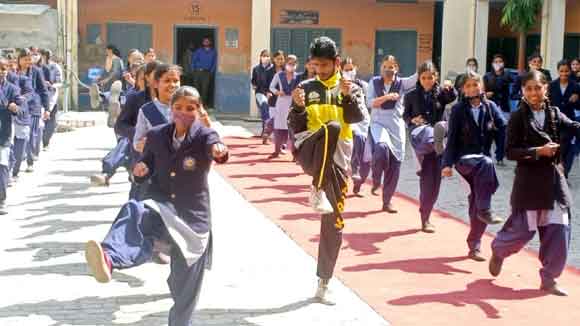 मिशन शक्ति के तहत छात्राओं को आत्मरक्षा हेतु दिया गया कराटे का प्रशिक्षण